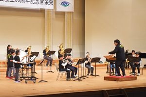 写真：小学校吹奏楽部の演奏の様子