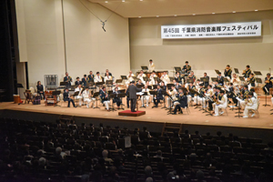 写真：演奏を披露する音楽隊