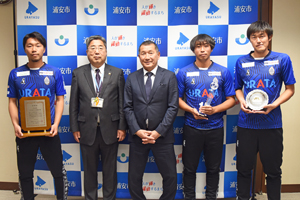 写真：ブリオベッカ浦安の選手、監督と市長の記念写真