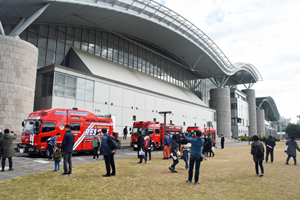 写真：体育館横に並ぶ消防車両