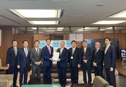 写真：国土交通省事務次官と期成同盟会メンバーとの記念撮影