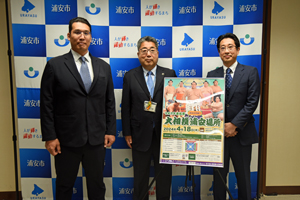 写真：立田川親方と市長と石塚代表取締役の記念撮影