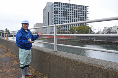 写真：市長と境川