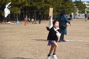 写真：たこを揚げる子ども