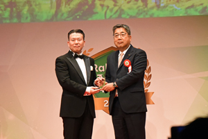 写真：表彰を受ける市長