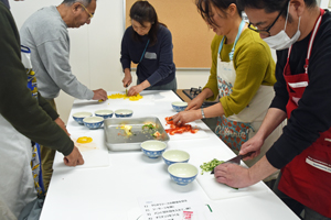 写真：野菜を刻む様子