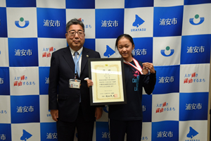 写真：市原選手と市長の記念写真