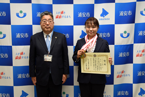 写真：佐藤選手と市長の記念写真