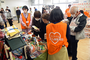 写真：商品を選ぶ来場者