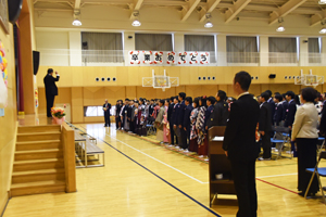 写真：校歌を歌う卒業生