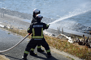 写真:旧江戸川の水での消火訓練