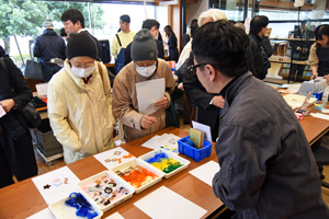 写真：内覧会で説明を聞く来場者