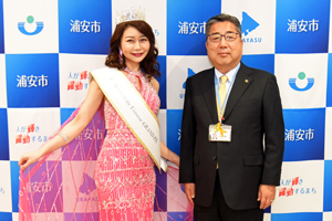 日本代表となった小林さんと市長の集合写真