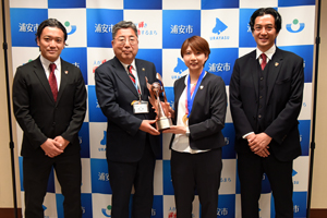写真：バルドラール浦安関係者と市長の記念写真