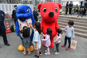 写真:チーバくんとシーポックに戯れる子どもたち