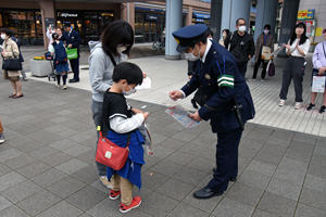 写真:啓発グッズを配る警察官