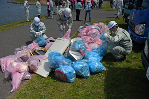 写真：清掃で集まったごみ