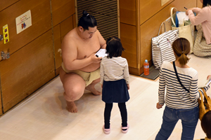 写真:子どもと触れ合う力士