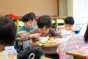 写真：カレーを食べる様子