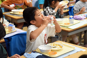 写真：牛乳を飲む様子