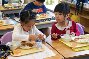 写真：牛乳パックを開ける様子