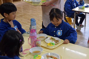 給食を食べている様子2