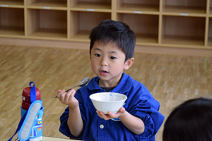 給食を食べている様子4