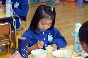 給食を食べている様子3