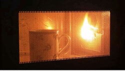 写真：電子レンジの汚れから出火