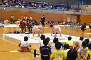 写真：明治大学相撲部の部員による取組の様子