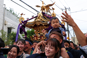 写真：清瀧神社の神輿渡御の様子