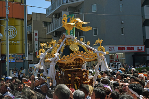 写真：稲荷神社のみこしの様子