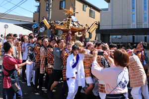 写真：みこしを担ぐ様子