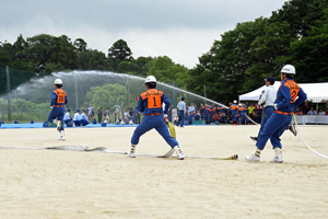 写真：素早くポンプをつなぐ様子