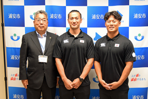 写真：市長と石田選手、松本選手の記念写真