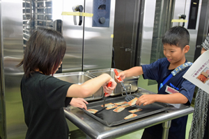 写真：料理のパッキング体験