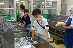 写真：洗浄体験する児童