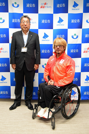 写真：市長と池崎選手の記念写真