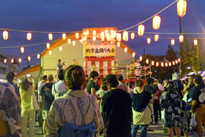 写真：やぐらの周りで盆踊りを楽しむ様子