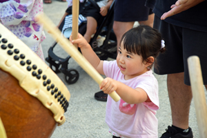 写真：太鼓の体験をする子ども