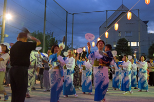 写真：盆踊りを踊る婦人の会の皆さん
