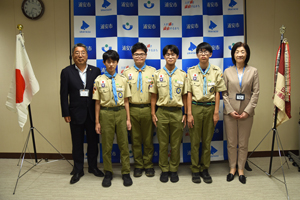 写真：受章者と市長、教育長の記念写真