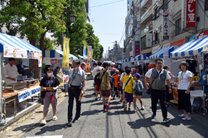 写真：露店が並ぶ様子