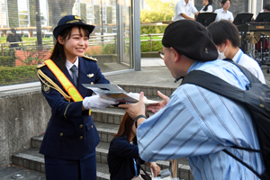 写真：1日署長の林芽亜里さん