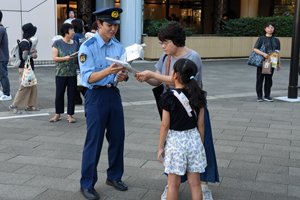 写真：啓発グッズを配る警察の皆さん