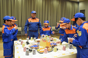 写真：立食パーティーで会食する少年消防団員らと大人
