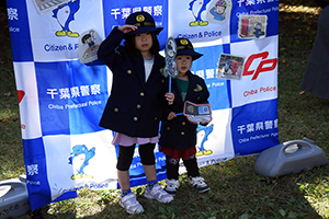 写真：警察官の制服を着て記念撮影