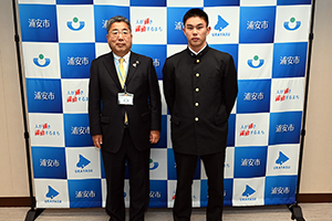 写真：市長と宇野選手の記念撮影