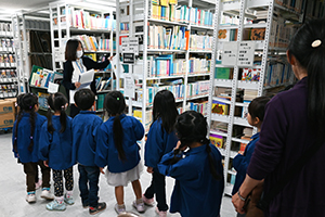 写真：図書館の書庫を見学する児童ら