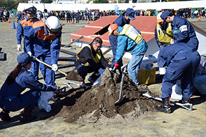 写真：土のう設置訓練の様子